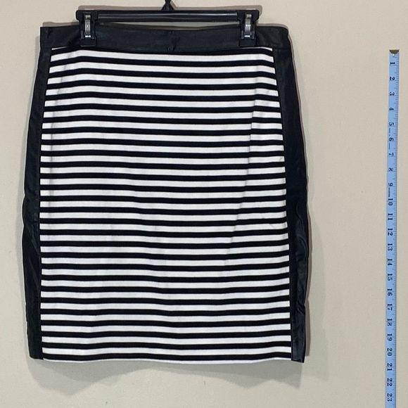Cute Black & White Striped Mid-Length Skirt By Gianni Bini. Size Large.
